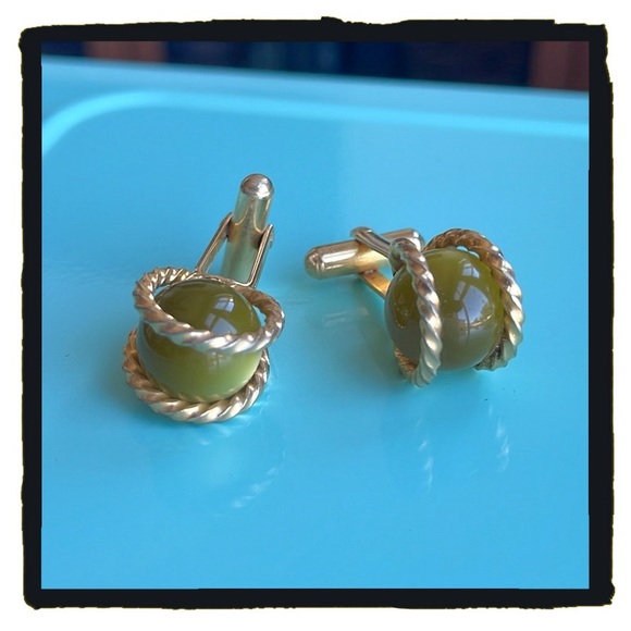 💕Beautiful Vintage green cat eye Gold Tone Cufflinks💕 - Picture 2 of 4